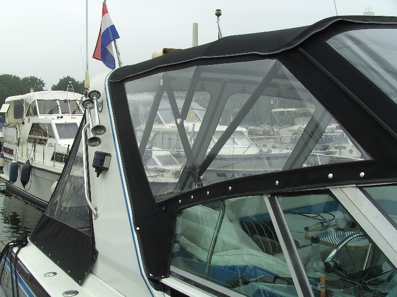 Motoryachten mit 6teiligem Verdeck